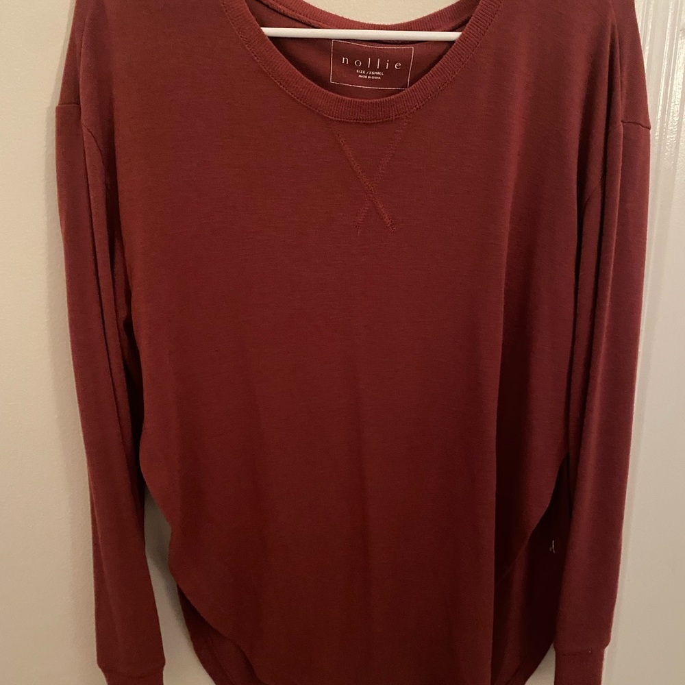 maroon long sleeve casual sweater with slits♥️